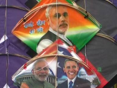 वाराणसी के पतंगों के इस बाजार में सबसे ज्यादा बिकने वाले नए 500 और 2000 के नोटों वाली पतंगों पर साफा बंधे पीएम नरेंद्र मोदी के चारो तरफ़ नए नोट की फ़ोटो लगे है और पतंग पर