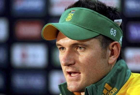 दक्षिण अफ्रीका के सबसे सफल कप्तान रहे ग्रीम स्मिथ ने 2012 में इंग्लैंड के खिलाफ खेले गए अपने 100 वें टेस्ट मैच में शतक जड़ा था.