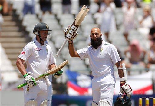 दक्षिण अफ्रीका के स्टार बल्लेबाज हाशिम अमला अपने 100वें टेस्ट में शतक बनाकर खास क्लब में शामिल हो गए हैं. अमला से पहले कुछ चुनिंदा खिलाड़ी ही ये कारनामा कर सके हैं. आपको जानकर हैरानी होगी की पाकिस्तान के दो बल्लेबाज भारत के खिलाफ अपने 100 वें टेस्ट में शतक बनाने का करिश्मा कर चुके हैं, लेकिन कोई भी भारतीय बल्लेबाज इस क्लब में शामिल नहीं है.