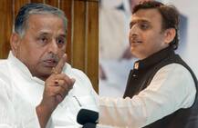 इटावा: मुलायम सिंह ने दिया विपक्षी उम्मीदवार को आशीर्वादः एसपी में असमंजस