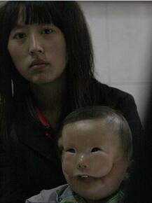 मास्क ब्वॉय की तस्वीरें फिर से वायरल होने के बाद लोग पूछ रहे हैं ये सवाल!