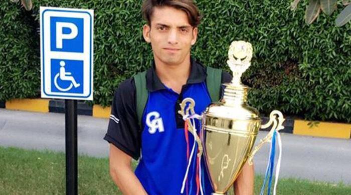 Karachi Teen Pacer Stuns With 10 Wickets For 12 Runs बिना किसी फील्डर की मदद से पाकिस्तानी लड़के ने चटकाए 10 विकेट