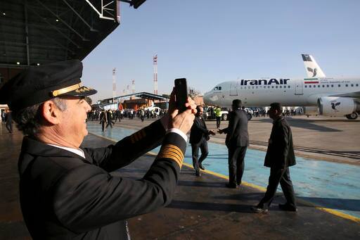 अब जाकर पहली बार ईरान ने अमेरिकी नागरिक विमानों की बड़ी खेप की खरीद की है जिसका नमूना आप इस तस्वीर में देख सकते हैं. ईरान के कुल 100 एयरबस खरीदे हैं. इस तस्वीर में आप एक ईरानी पायलट को ईरान के मेहराबाद में प्लेन की लैंडिंग के बाद प्लने की तस्वीरें लेते देख सकते हैं.