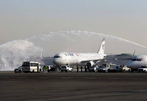 साल 2015 में विश्व शक्तियों ने ईरान के ऊपर से प्रतिबंध हटा लिए थे. इसके एवज में ईरान अपने न्यूक्लियर प्लांट तक उनकी पहुंच मुहैया कराने को तैयार हुआ था. दरअसल पश्चिमी देशों ने ये प्रतिबंध देश के न्यूक्लियर प्रोग्राम को लेकर लगाया था जिसे लेकर उन्हें अंदेशा था कि ईरान इस प्रोग्राम के सहारे परमाणु बम बना सकता है.