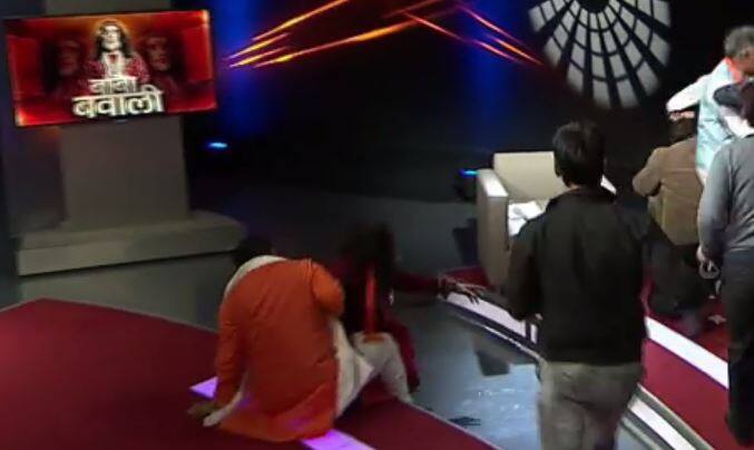 न्यूज़ चैनल के शो के दौरान स्वामी ओम पर बरसे लात-घूंसे!