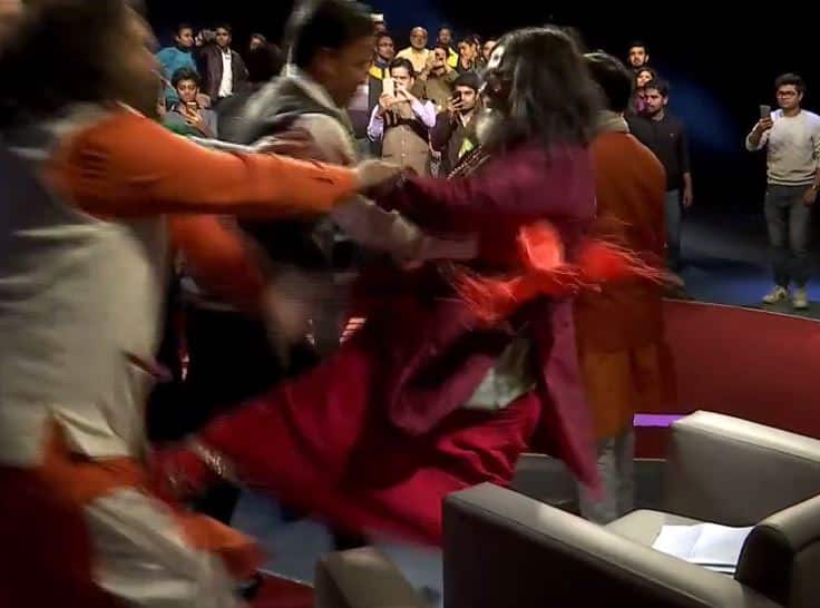 न्यूज़ चैनल के शो के दौरान स्वामी ओम पर बरसे लात-घूंसे!