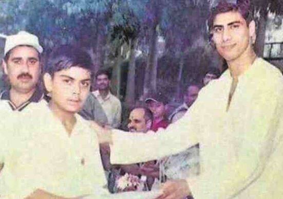 इस तस्वीर में विराट, तेज गेंदबाज आशीष नेहरा से अवॉर्ड लेते हुए दिखाई दे रहे हैं. कुछ समय पहले ही सोशल मीडिया पर ये तस्वीर खूब वायरल हुई थी. आगे देखें विराट की अनदेखी तस्वीर...