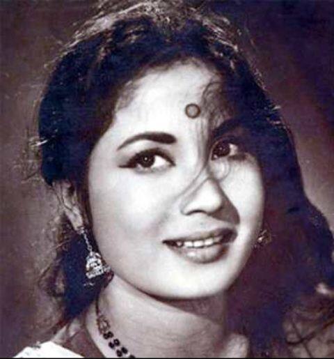 बीते जमाने की मशहूर अदाकारा मीना कुमारी की मौत 39 साल की उम्र 1972 में हुई. मीना की फिल्म 'गोमती के किनारे' उसी साल उनके निधन के बाद बॉक्स ऑफिस पर रिलीज हुई.