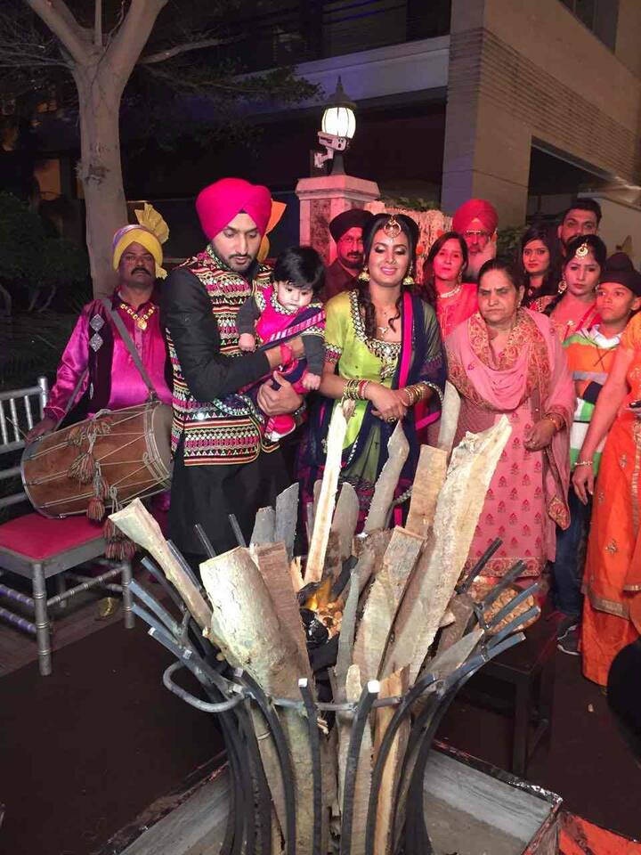  भारत के स्टार क्रिकेटर हरभजन सिंह और गीता बसरा अपनी बेटी हिनाया हीर की पहली 'लोहड़ी' मना रहे हैं. गीता बसरा ने बेटी की पहली लोहड़ी पर इंस्टाग्राम पर तस्वीर शेयर करते हुए लिखा है कि मेरे दिल की धड़कन हिनाया को पहली लोहड़ी मुबारक हो, तुम हमेशा सुरक्षित रहो, हम तुम्हारे लिए सबसे बेस्ट विश करते हैं. आगे की स्लाइड्स में देखें हिनाया की परिवार के साथ लोहड़ी मनाते हुए तस्वीरें...