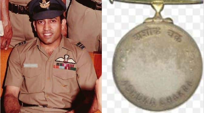  सफल अंतरिक्ष यात्रा के बाद भारत सरकार ने राकेश शर्मा को अशोक चक्र से सम्मानित किया.