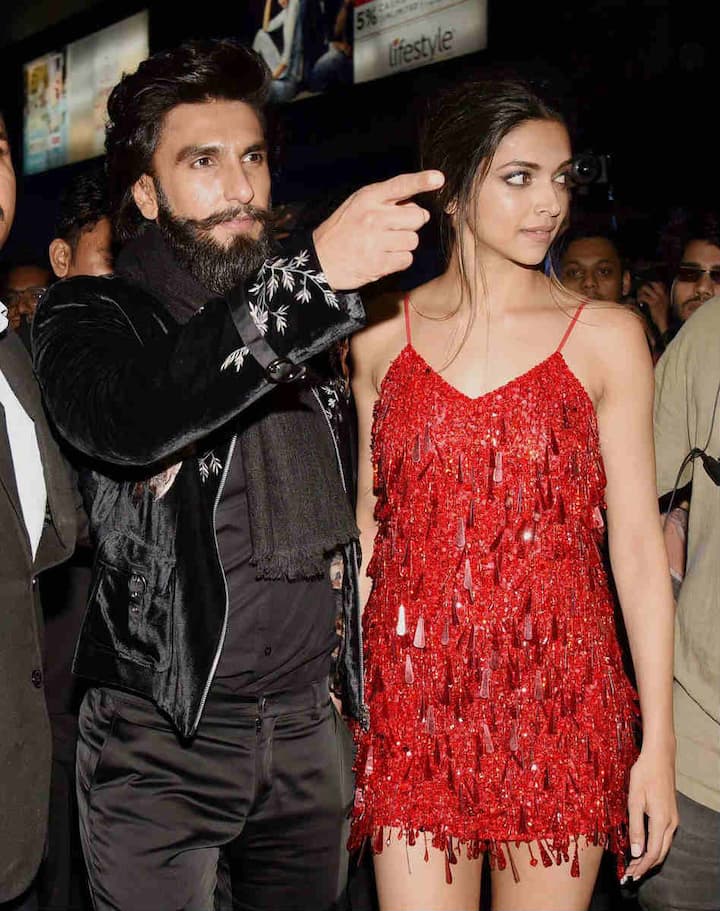  प्रीमियर में अभिनेता रणवीर सिंह बेहद खुश नजर आ रहे थे. रणवीर ने कहा कि उन्हें गर्व है कि अभिनेत्री अंतरराष्ट्रीय मंच पर भारत का प्रतिनिधित्व कर रही हैं. (Photo: Twitter @deepveerloveA)