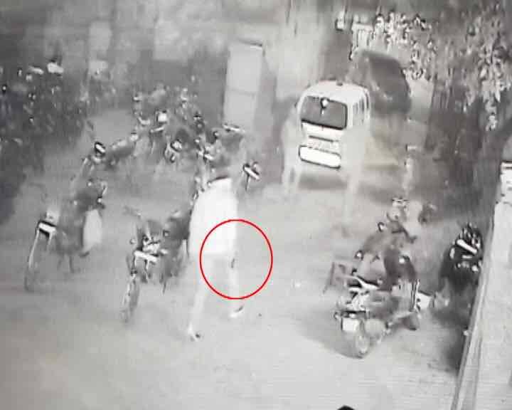 Allahabad Murder Case Police Recovered Cctv Footage डॉक्टर हत्याकांड : पुलिस को मिला अहम सुराग, CCTV में पिस्टल लेकर जाता दिखा 'हत्यारा'