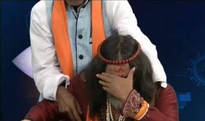 स्वामी ओम और विवाद एकदूसरे के प्रयाय बनते जा रहे हैं. टीवी रियलिटी शो ‘बिग बॉस 10’ से बाहर निकाले जाने के बाद स्वामी ओम पहले से भी ज्यादा विवादों में हैं. ऐसा लगता है कि टीवी पर आने और विवाद खड़ा करने का कोई मौका स्वामी ओम जाने नहीं देना चाहते हैं. आज हम आपको बताएंगे बाबा ओम के दो बड़े ड्रामे के बारे में जिनकी चर्चा सोशल मीडिया पर भी हो रही है. आगे तस्वीरों में देखिए कि हाल ही में स्वामी ओम ने न्यूज़ चैनल्स पर कौन-कौन से हंगामे खड़े किए हैं. (सभी तस्वीरें-सोशल मीडिया)