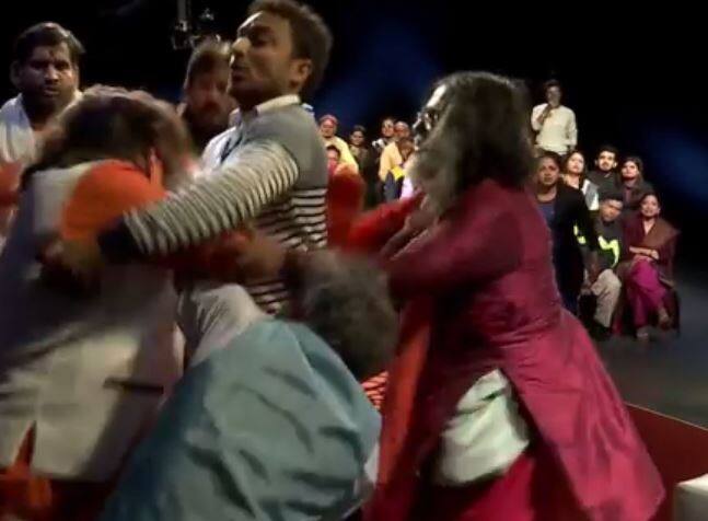 इस दौरान एंकर बार-बार कह रही थीं कि ओम जी बदजुबानी मत कीजिए. यह सब हो ही रहा था कि शो में आए मेहमान आपस में हाथापाई करने लग गए. स्वामी ओम भी अपने सीट पर से उठे और अन्य मेहमानों के साथ हाथपाई करने लग गए. (सभी तस्वीरें-सोशल मीडिया)