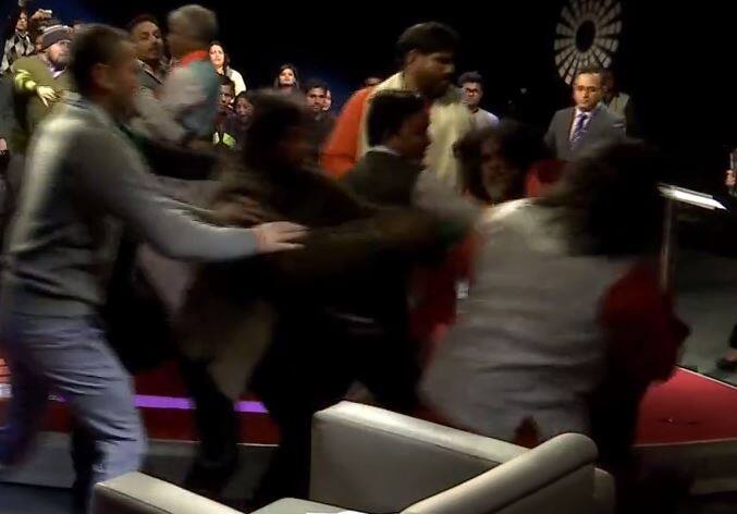 बहस इतनी ज्यादा बढ़ गई कि महिला ने स्वामी ओम को पीटने का इशारा किया जिसके बाद शो में से आए एक अन्य मेहमान महिला की तरफ भागे आए. जिसके बाद शो के एंकर ने बीच बचाव किया. (सभी तस्वीरें-सोशल मीडिया)
