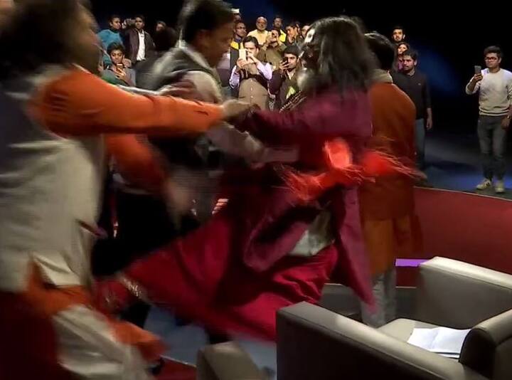 आपको बता दें कि हाल ही में एक दूसरे न्यूज़ चैनल के शो के दौरान उनके साथ हाथापाई भी हुई है. शो में स्वामी ओम दर्शकों के बीच बैठी एक महिला के साथ बहस में उलझ गए. (सभी तस्वीरें-सोशल मीडिया)