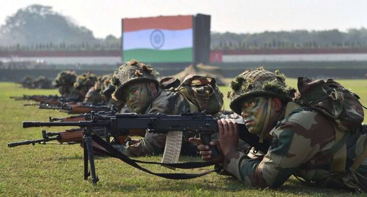 उन्होंने इस मौके पर सेना के उन जवानों को याद किया जिन्होंने देश के लिए कुर्बानी दी है.