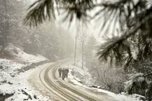 ठंड में जमने के बाद कुछ ऐसा दिख रहा है धरती का स्वर्ग कश्मीर