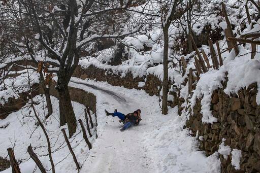 मौसम विभाग के पूर्वानुमान के अनुसार जम्मू एवं कश्मीर में मंगलवार तक अधिकांश स्थानों पर मध्यम बारिश और बर्फबारी होने की संभावना है. अधिकारी ने कहा कि गुलमर्ग के स्की रिजॉर्ट में रात के दौरान 53 सेंटीमीटर ताजा बर्फबारी हुई.