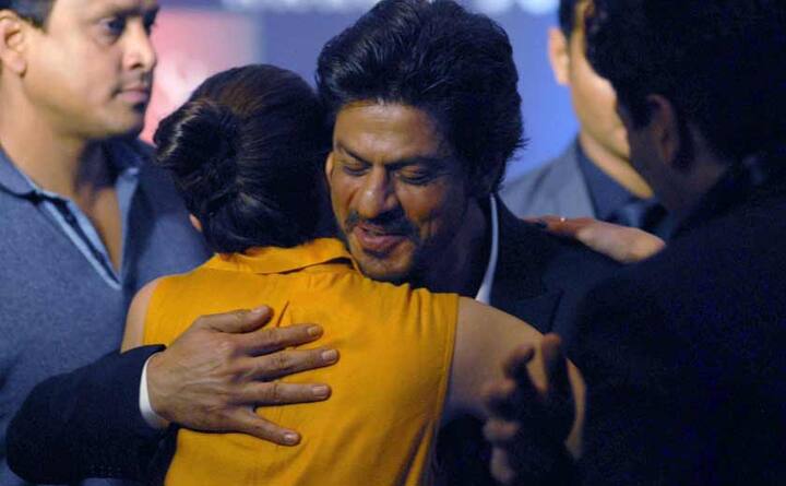 शाहरूख खान और आलिया भट्ट कुछ इस तरह एक दूसरे से मिले. दोनों पिछले साल फिल्म 'डियर जिंदगी' में साथ नज़र आए थे. (Photo: Solaris)