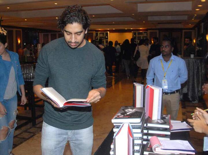 बॉलीवुड के मशहूर डायरेक्टर अयान मुखर्जी भी यहां नजर आए.