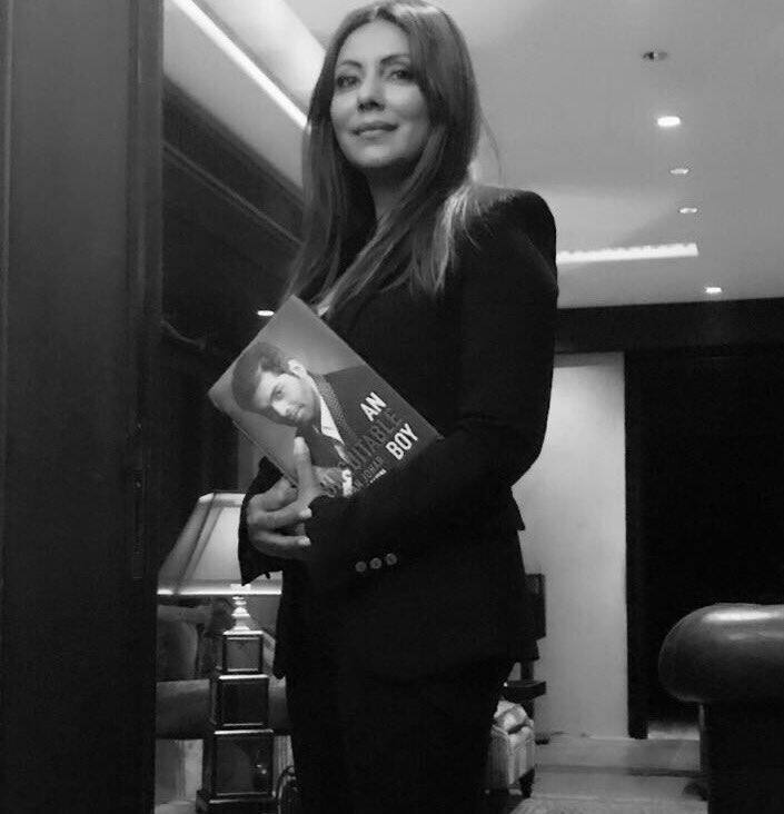 शाहरूख के साथ उनकी पत्नी गौरी भी यहां पहुंची थीं. सोशल मीडिया पर करन की बुक के साथ गौरी की ये तस्वीर देखने को मिली है.