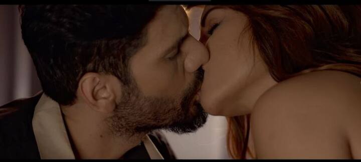  आगे की स्लाइड्स में देखें माया की वेब सीरीज के सीन्स