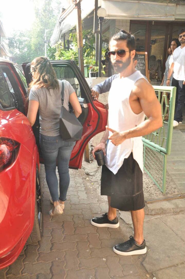 पिछले साल पिता बने शाहिद ने फिल्म ‘उड़ता पंजाब’ के लिए ये खिताब जीता है. इसी फिल्म की उनकी को-एक्ट्रेस आलिया भट्ट ने भी फिल्मफेयर में बेस्ट एक्ट्रेस का खिताब जीता है.