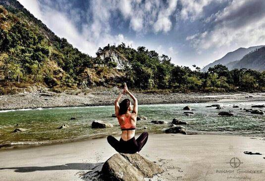 इस तस्वीरें में वे एक चट्टान पर योग करती दिख रही हैं. आपको बता दें कि इस साल भी वे फिल्मों के लिहाज़ से धमाका करने वाली हैं क्योंकि इस साल वे दिग्गज चीनी अदाकार जैकी चेन के साथ फिल्म कुंग फू योगा में नज़र आने वाली हैं. इसी की प्रमोशन के लिए उन्होंने एक हॉट वीडियो पोस्ट की थी, नीचे देखें वो वीडियो-