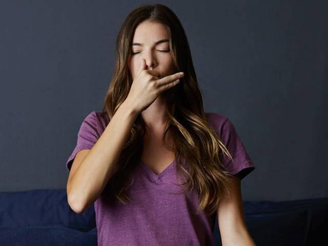 अनुलोम-विलोम के लिए आप स्थि‍र होकर या तो पद्मासन में बैठिए या अर्धपद्मासन में बैठिए नहीं तो चौकड़ी मारकर भी इसका अभ्यास कर सकते हैं. अनुलोम विलोम प्रणायाम के दौरान सीधे बैठकर अपनी बाएं हथेली को पताका मुद्रा में लेकर गोद में रखिए जिससे ये ब्रह्मांजली मुद्रा बन जाएगी. फि‍र आपको देखना है कि आपका कौन सा स्वर चल रहा है बायां या दायां, क्योंकि हमारा अलग-अलग समय पर अलग-अलग स्वर काम करता है. 