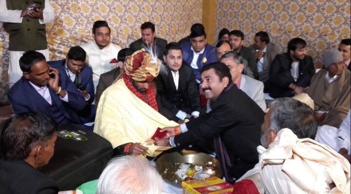 योगेश्वर की ये शादी उन लोगों के लिए मिसाल है जो लोग आज के दौर में भी दहेज लेते हैं. योगेश्वर देश के जाने माने पहलवानों में से एक हैं. लेकिन इतने बड़े पहलवान होने के बावजूद भी इस शादी में उन्होंने शीतल के परिवार से शगुन के नाम पर सिर्फ एक रुपए लेकर एक मिसाल कायम की है.