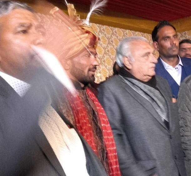  2014 के ग्लास्गो कॉमनवेल्थ गेम्स में गोल्ड हासील करने वाले पहलवान योगेश्वर की शादी समारोह में कई बड़ी हस्तियों ने शिरकत की. शादी समारोह में हरियाणा के सीएम मनोहर लाल खट्टर भी शामिल हुए. शादी में शामिल होकर खट्टर ने नवविवाहित जोड़े को आशिर्वाद दिया.