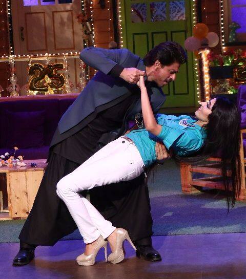  शाहरुख की फिल्म रईस 25 जनवरी को रिलीज होगी. इस फिल्म में शाहरुख के साथ पाकिस्तानी एक्ट्रेस महिरा खान भी नजर आने वाली हैं.