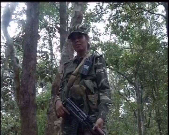  उषा हाथों में एके 47 राइफल, बुलेटप्रूफ जैकेट, जैकेट में लगी राइफल की मैगजीन, कंधे पर वायरलेस सेट लेकर पूरी तैयारी के साथ मुकाबले के लिए निकलती हैं क्योंकि क्या पता कब दुश्मन सामने आ जाए. 