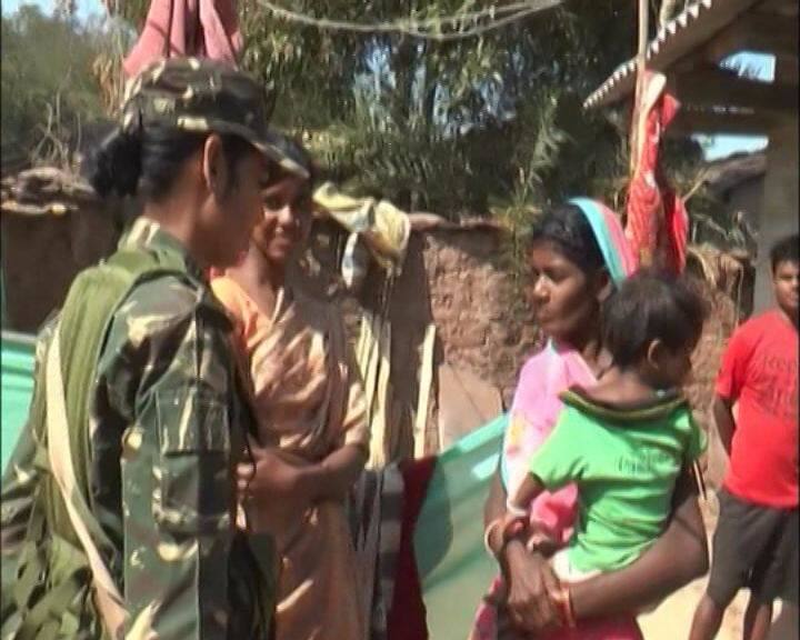  बस्तर में अब तक गांववालों और सुरक्षाबलों के बीच तालमेल नहीं होने की कहानियां आपने सुनी होंगी. कई बार जवानों पर रेप के आरोप भी लग चुके हैं. लेकिन उषा के आने के बाद हालात तेजी से बदल रहे हैं. उषा के आने के बाद बस्तर के ग्रामीण इलाकों की महिलाओं को नई किरन दिखी, अब गांव के लोग उषा को देखकर घरों से बाहर निकल आते हैं.