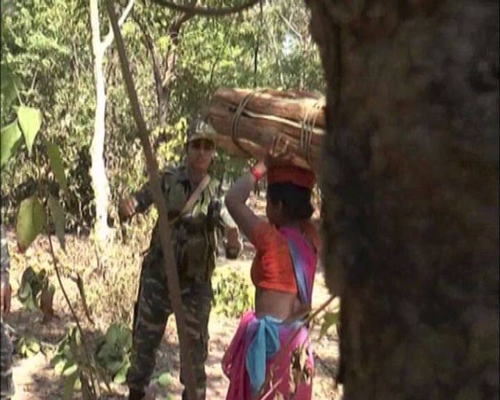 आदिवासियों से उषा इस तरह की घुल मिल गई हैं कि हाथ में बंदूक रखकर भय के बीच लोगों के लकड़ी के गट्ठर तक उठवा देती हैं. दिन हो या रात उषा कभी भी ऑपरेशन के लिए तैयार रहती हैं. साथी बताते हैं कि सर्चिंग के दौरान उषा का हौसला बाकी लोगों से एक कदम आगे ही होता है.