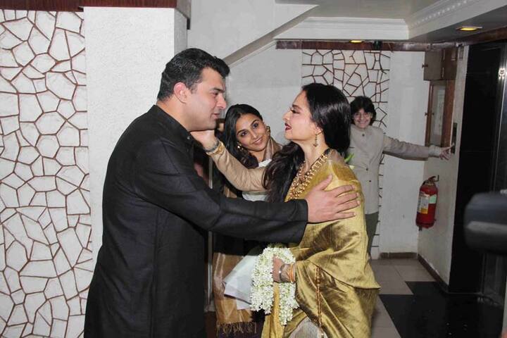 अभिनेत्री विद्या बालन, सिद्धार्थ रॉय कपूर ने रेखा से कुछ इस अंदाज में गर्मजोशी के साथ मुलाकात की. (Photo: Manav Mangalani)