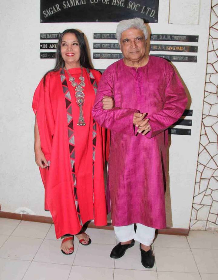 पार्टी से पहले शबाना और जावेद अख्तर ने साथ में पोज दिया. शबाना ने जावेद अख्तर के व्यक्तित्व को जादुई करार दिया. (Photo: Manav Mangalani)