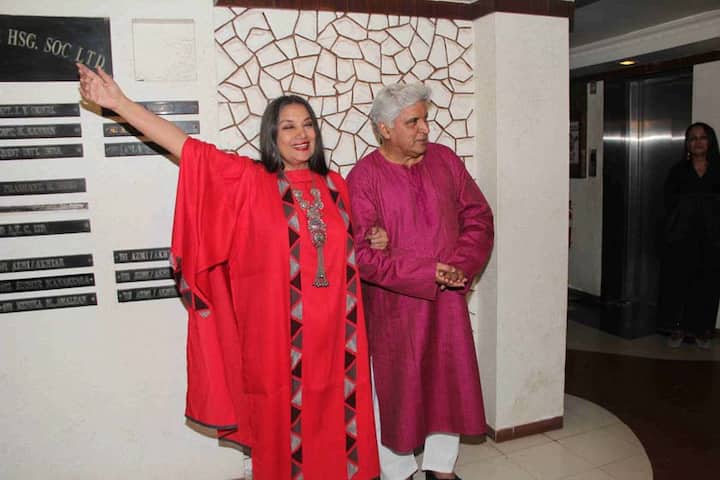 शबाना और जावेद अख्तर ने बॉलीवुड के कुछ खास लोगों के साथ पार्टी की और मेहमानों को घर का बना खाना परोसा गया. (Photo: Manav Mangalani)