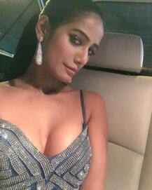 Elle Awards की रात रेड कार्पेट पर पूनम ने की चहलकदमी