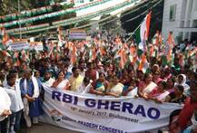 नोटबंदी के खिलाफ कांग्रेस ने देश भर में किया प्रदर्शन, धरने पर बैठे कार्यकर्ता