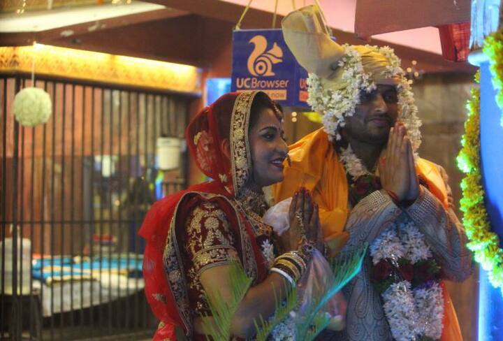 मोनालिसा की शादी सारे रीति-रिवाज के साथ हुई. शादी में घर वालों ने जमकर डांस किया. 