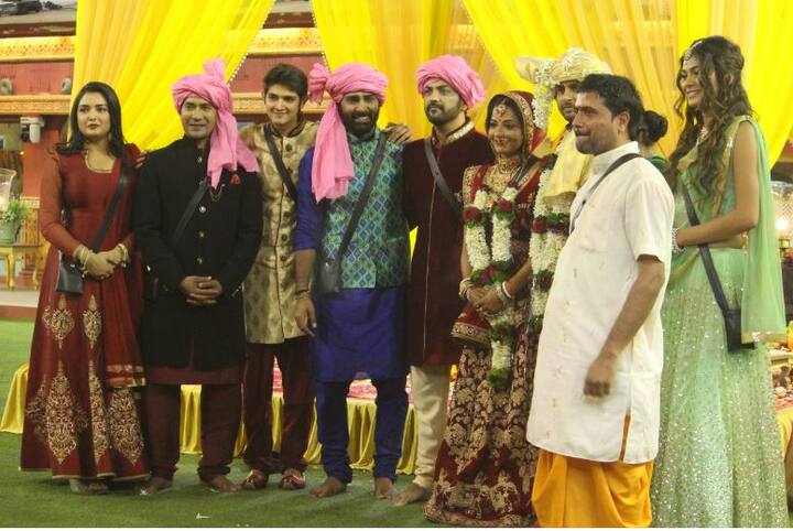 बिग बॉस के घर में मोनालिसा की अपने ब्वॉयफ्रेंड विक्रांत सिंह राजपूत से शादी हो गई है. शादी की तस्वीरों और वीडियो को बिग बॉस के ट्विटर हैंडल से सोशल मीडिया पर शेयर किया गया है. आगे की स्लाइड्स में देखें मोनालिसा की शादी की तस्वीरें...