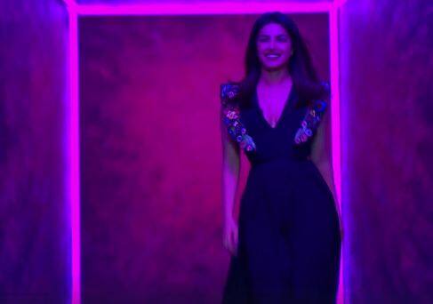  आपको बता दें कि प्रियंका जल्द ही अपनी पहली हॉलीवुड ‘बेवॉच’ में नजर आने वाली हैं.(All Photos Credit- Star world Video)