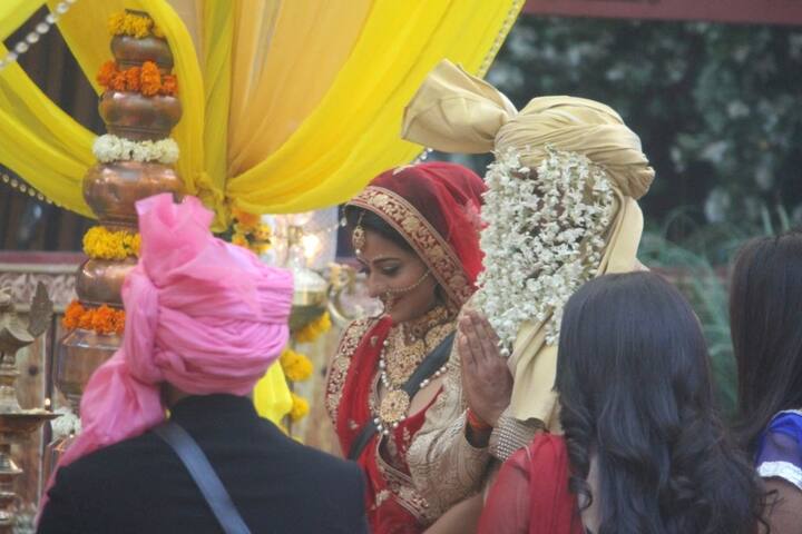 हल्दी और संगीत की रस्मों के बाद मोनालिसा और विक्रांत सात फेरे लेकर शादी के बंधन में भी बंध गए.