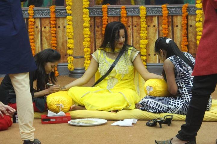 बिग बॉस के घर में मोनालिसा और विक्रांत की शादी के पहले हल्दी और संगीत और मेहंदी की रस्म अदा की गई थी. 