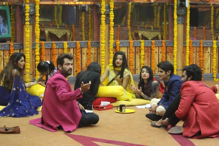 मौजूदा बिग बॉस कंटेस्टेंट्स को लड़के वालों और लड़की वालों के दो पक्षों में बांटा गया था. 