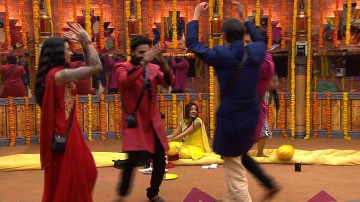 मेहंदी के मौके पर डांस करते घर वाले