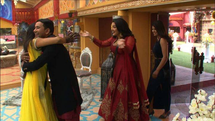  बता दें कि मोनालिसा और विक्रांत सिंह राजपूत भोजपुरी फिल्मों स्टार्स हैं. इस लिहाज से दोनों की शादी में भोजपुरी फिल्म इंडस्ट्री के कई कलाकार बिग बॉस के घर पहुंचे थे. 