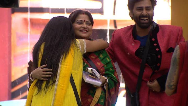 इस मौके पर मोनालिसा की मां भी बिग बॉस के घर आईं थी. 